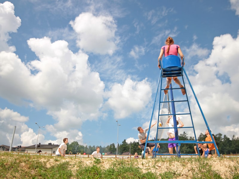 Takım arkadaşlarıyla birlikte spor yapan insanlar